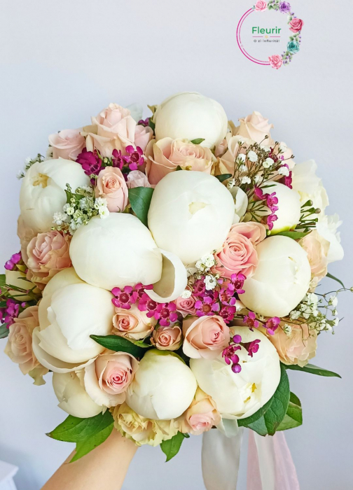 Buchet de mireasă cu bujori albi și trandafiri roz – Delicatețe și eleganță absolută | Fleurir [2]