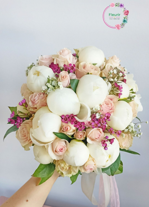 Buchet de mireasă cu bujori albi și trandafiri roz – Delicatețe și eleganță absolută | Fleurir [1]