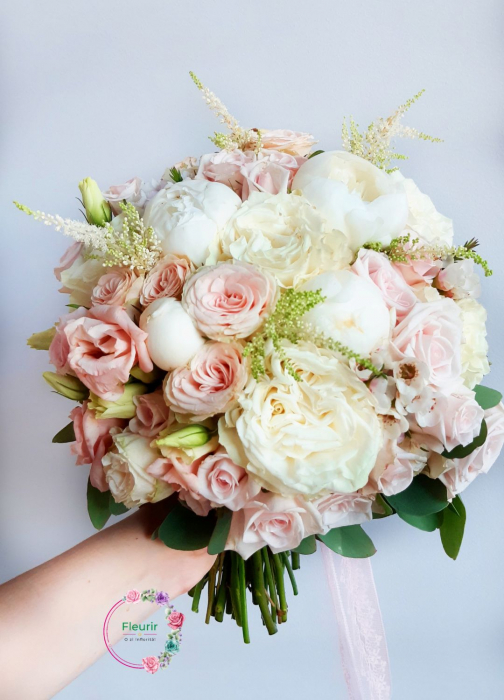 Buchet de mireasă cu bujori și trandafiri – Delicatețe și naturalețe | Fleurir [1]