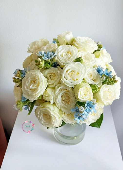 Buchet de Mireasă Elegant cu Trandafiri Albi și Flori Albastre | Fleurir [2]