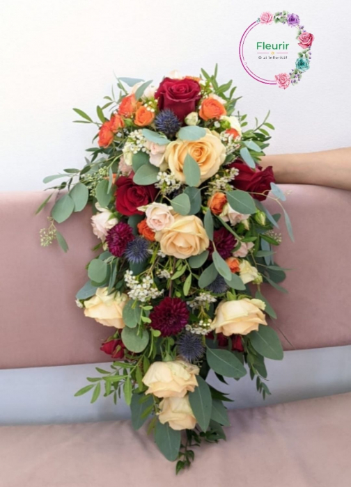 Buchet de Mireasă Elegant în Cascadă cu Trandafiri Roșii și Accente Naturale [2]