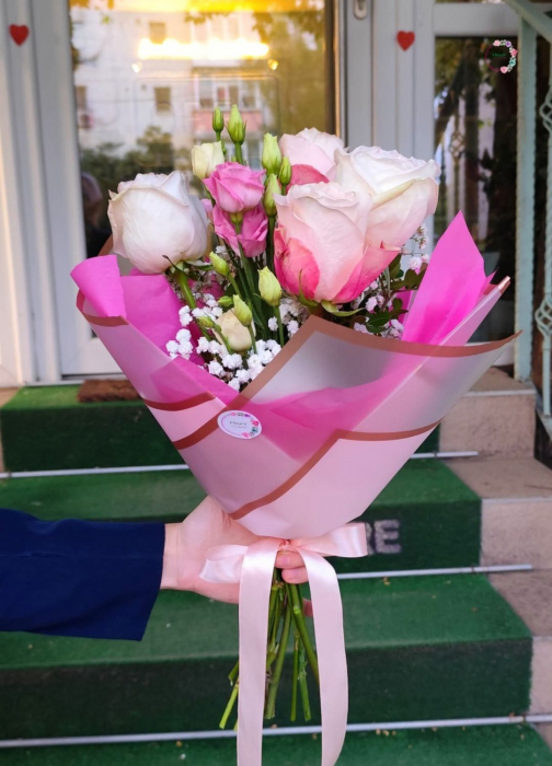 Buchet cu trandafiri roz și albi, lisianthus și gypsophila [1]