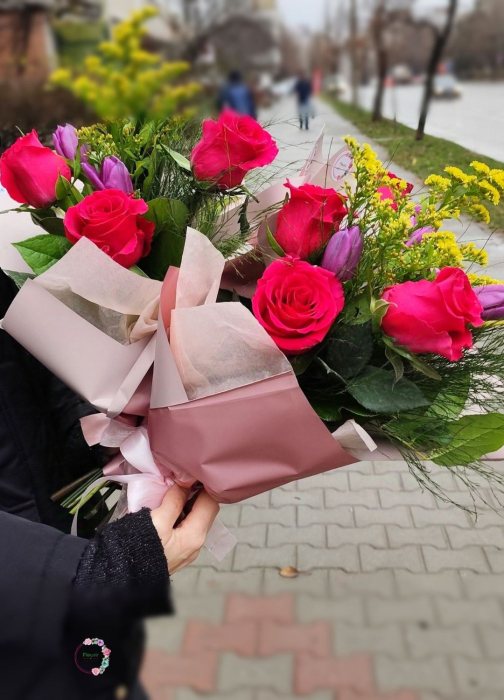buchet-elegant-flori-proaspete-trandafiri-miniroze-lisianthus-gypsophila-fleurir [3]
