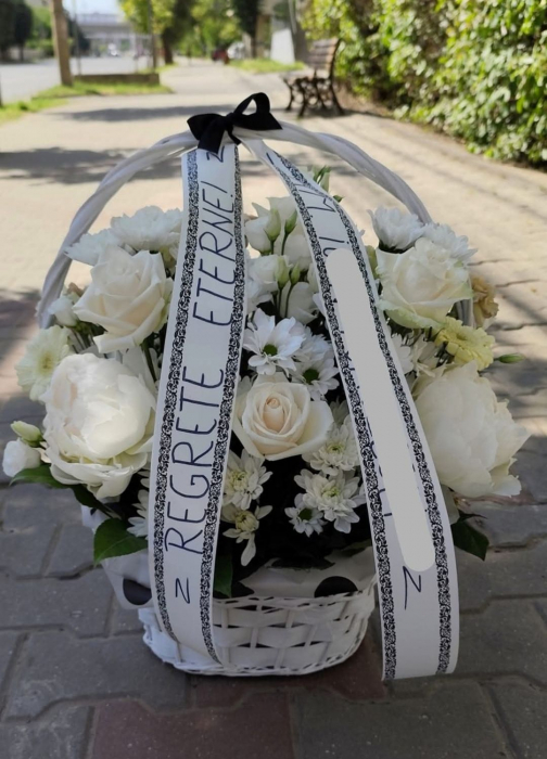 Coș funerar alb cu trandafiri și crizanteme [1]