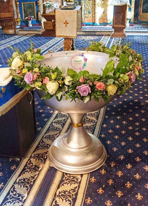 Decor cristelniță botez cu trandafiri mov, roz și crem [1]