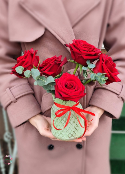 Aranjament Floral cu Trandafiri Roșii și Eucalipt [1]