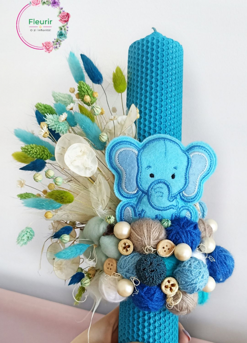 Lumânare Botez Albastră Cu Decorațiuni Florale și Aplicație Elefant [1]