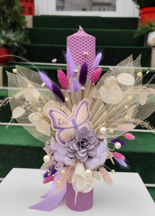 Lumânare Botez Mov Personalizată – Fluture Elegant și Detalii Florale [1]