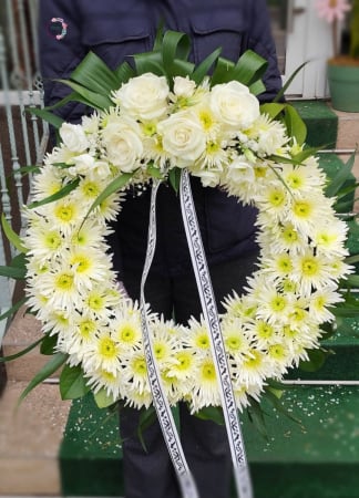 Omagii - Coroană rotundă cu flori albe și crizanteme galbene