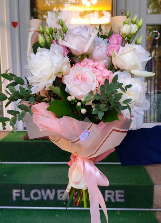 Buchete Flori - Buchet elegant cu bujori, trandafiri și hortensie roz – aranjament floral premium