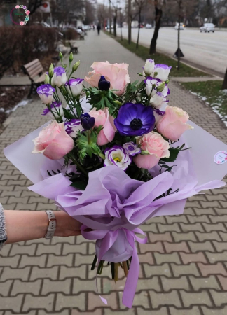 Buchete Flori - Buchet Amethyst Blush cu trandafiri roz și anemone mov – Fleurir