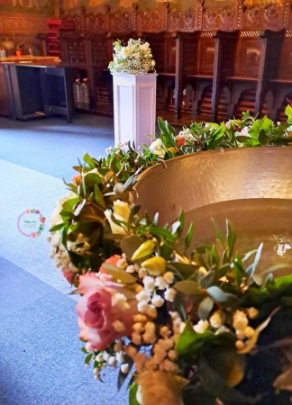 Decor cristelniță botez cu trandafiri pastel și verdeață proaspătă [1]