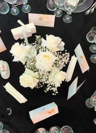 Aranjament Elegant de Masă pentru Nuntă cu Trandafiri Albi [0]