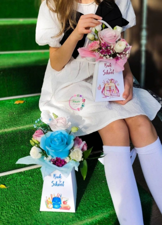 aranjament-back-to-school-cutie-trandafir-albastru-iasi.jpg [2]