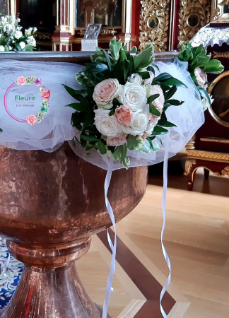 Aranjament Floral cu Tule Alb pentru Cristelniță – Decor Elegant de Botez [1]
