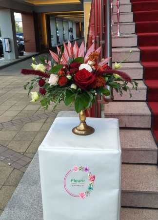 Decor Sală - Aranjament Floral Elegant cu Trandafiri și Accente Exotice