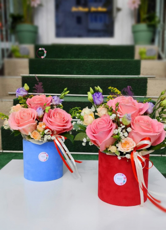 Aranjamente - Aranjament floral în cutie catifelată cu trandafiri roz și lisianthus mov