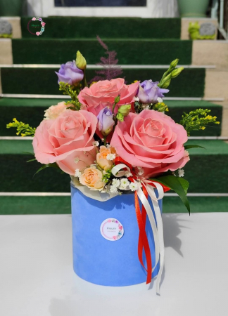 Aranjament floral în cutie catifelată cu trandafiri roz și lisianthus mov [1]