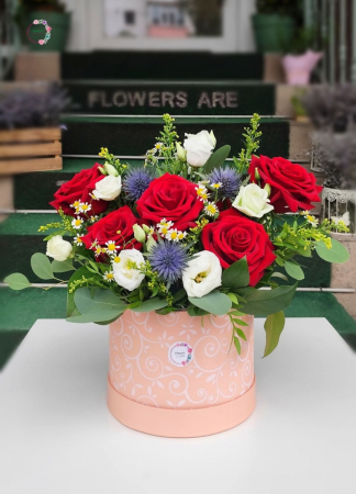 Aranjamente - Aranjament floral în cutie cu trandafiri roșii, lisianthus și eryngium