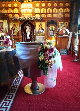 Aranjament Floral pentru Cristelniță în Nuanțe Pastelate [1]