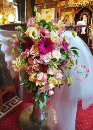 Botez - Aranjament Floral pentru Cristelniță în Nuanțe Pastelate