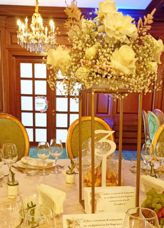 Decor Sală - Centru de Masă cu Suport Auriu și Aranjament Floral Alb