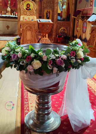 Decor Floral pentru Cristelniță – Aranjament Elegant de Botez [1]