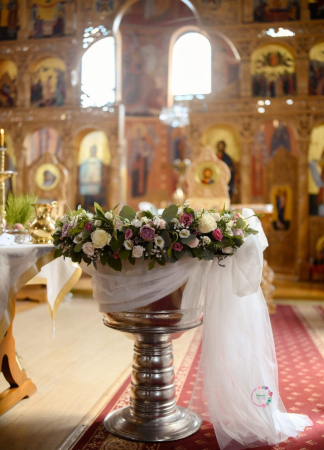 Decor Cristelniță - Decor Floral pentru Cristelniță – Aranjament Elegant de Botez