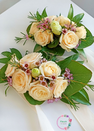 Cocarde, Corsaje și Accesorii - Corsaj Floral – Eleganță cu Trandafir Crem și Detalii Mov