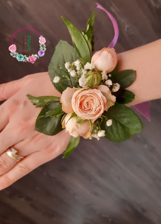 Cocarde, Corsaje și Accesorii - Corsaj Floral – Eleganță și Delicatețe cu Trandafiri Somon