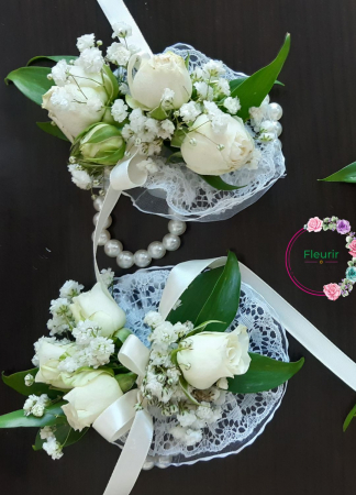 Cocarde, Corsaje și Accesorii - Corsaje Florale Elegante cu Miniroze și Dantelă