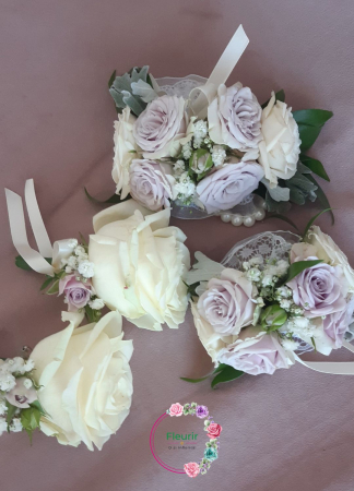 Corsaje Florale – Eleganță cu Miniroze Pastelate [1]