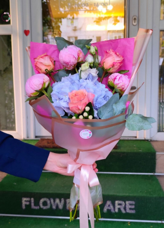 Buchete Flori - Buchet cu bujori roz, hortensie bleu și trandafiri coral – aranjament floral vesel și romantic