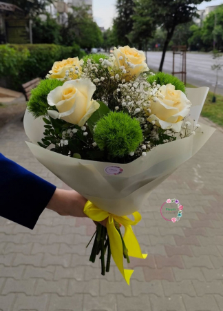 Buchete Flori - Buchet cu trandafiri galbeni pal și garoafe verde moss