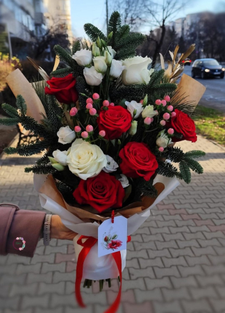 Buchete Flori - Buchet festiv cu trandafiri, lisianthus și brad natural – eleganță în tonuri de sărbătoare