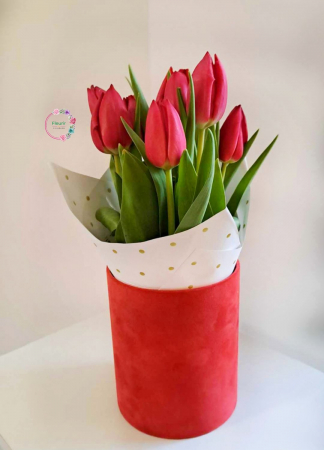 Flori Naturale - Buchet de Lalele Roșii în Cutie Catifelată