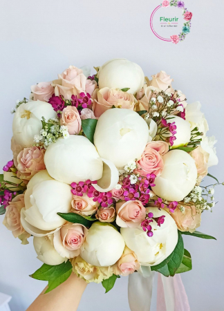 Buchet de mireasă cu bujori albi și trandafiri roz – Delicatețe și eleganță absolută | Fleurir [1]