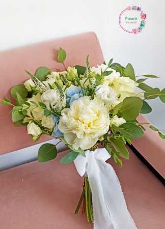 Flori Naturale - Buchet de Mireasă cu Bujori, Trandafiri și Accente de Hortensie