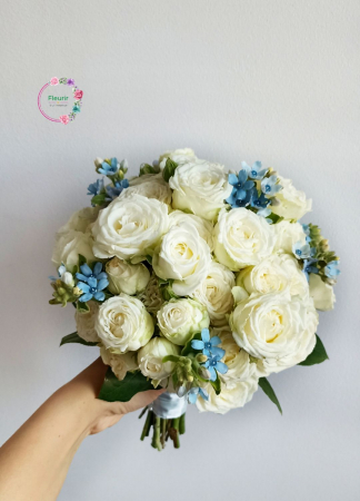 Flori Naturale - Buchet de Mireasă Elegant cu Trandafiri Albi și Flori Albastre | Fleurir
