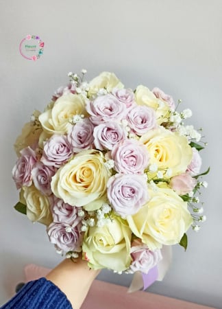 Flori Naturale - Buchet de Mireasă Elegant cu Trandafiri Albi și Accente Lila | Fleurir