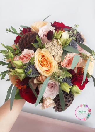 Flori Naturale - Buchet de Mireasă Elegant cu Trandafiri, Eucalipt și Păstăi de Lotus