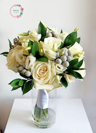 Flori Naturale - Buchet de Mireasă cu Trandafiri Ivoire și Detalii Argintii | Fleurir