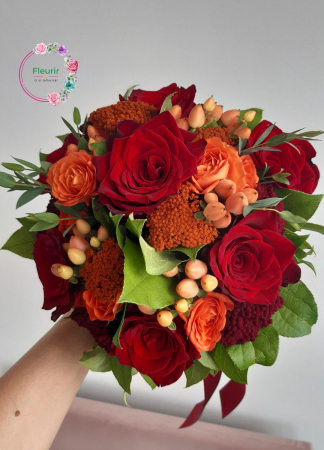 Flori Naturale - Buchet de Mireasă Elegant cu Trandafiri Roșii și Accente Portocalii