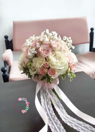 Flori Naturale - Buchet de Mireasă Romantic cu Trandafiri Crem și Accente de Gypsophila