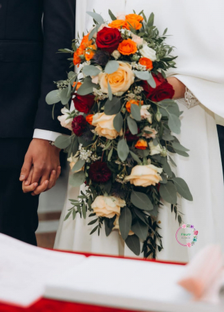 Buchet de Mireasă Elegant în Cascadă cu Trandafiri Roșii și Accente Naturale [2]