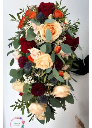 Flori Naturale - Buchet de Mireasă Elegant în Cascadă cu Trandafiri Roșii și Accente Naturale