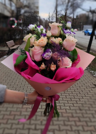 Buchete Flori - buchet-elegant-trandafiri-roz-lisianthus-mov