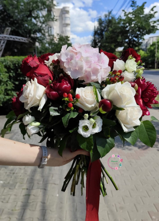 Buchete Flori - Buchet Romantique cu Hortensie și Trandafiri Roșii