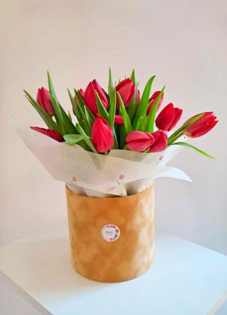Flori Naturale - Buchet de Lalele Roșii în Cutie Elegantă