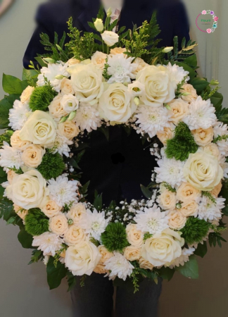 Omagii - Coroană funerară crem cu trandafiri și crizanteme